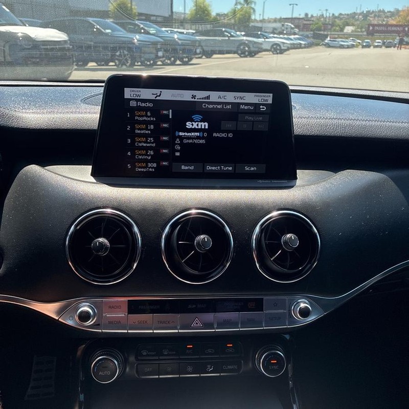 Kia Stinger Vehicle Full-screen Gallery Image 15