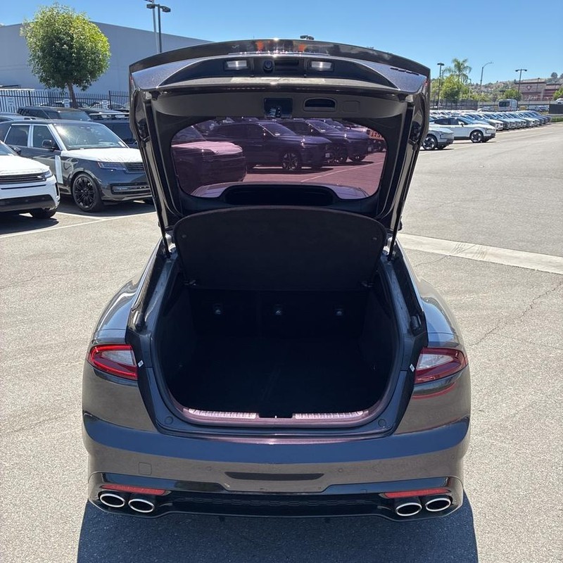 Kia Stinger Vehicle Full-screen Gallery Image 19