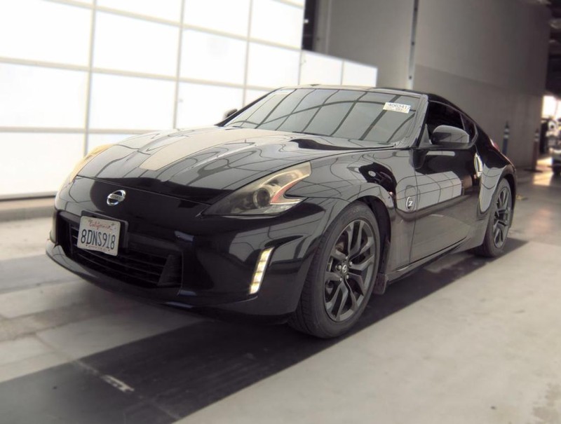 Nissan 370Z Coupe Vehicle Full-screen Gallery Image 01