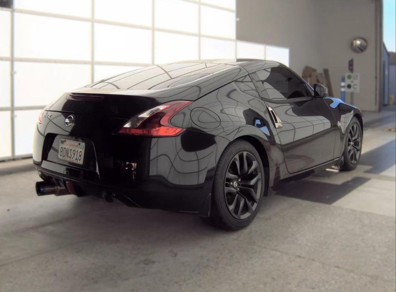 Nissan 370Z Coupe Vehicle Full-screen Gallery Image 02