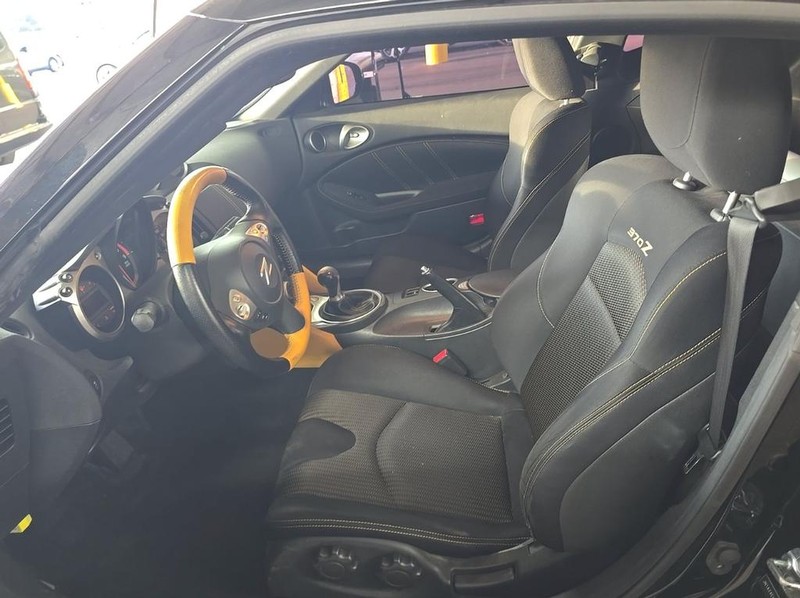 Nissan 370Z Coupe Vehicle Full-screen Gallery Image 03