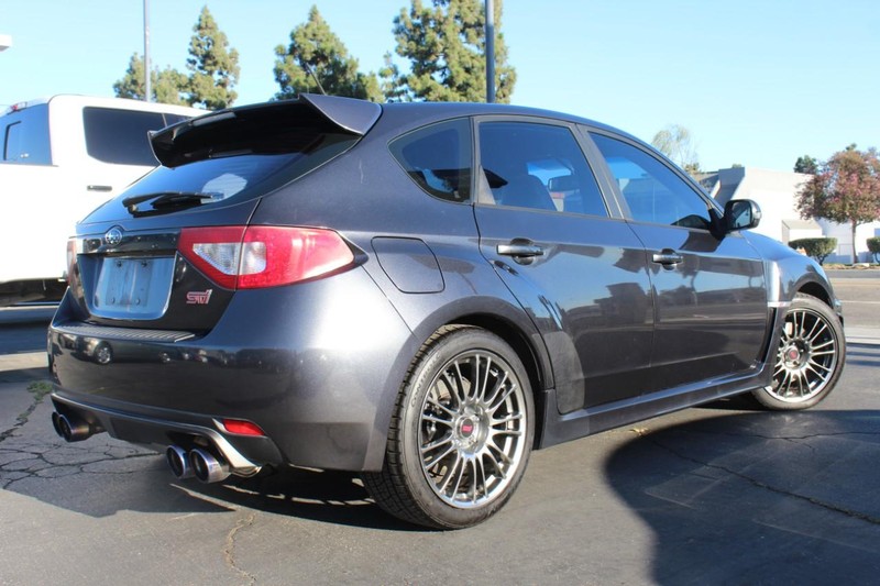 Subaru Impreza Wagon WRX Vehicle Full-screen Gallery Image 04