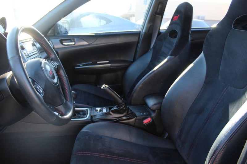 Subaru Impreza Wagon WRX Vehicle Full-screen Gallery Image 05