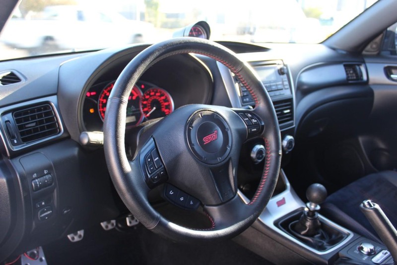 Subaru Impreza Wagon WRX Vehicle Full-screen Gallery Image 06