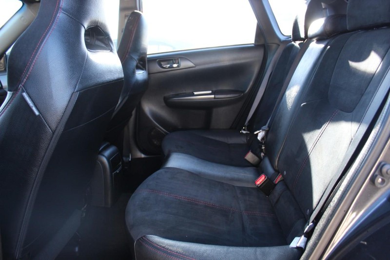 Subaru Impreza Wagon WRX Vehicle Full-screen Gallery Image 07