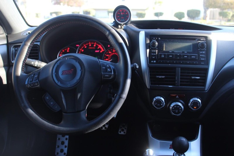 Subaru Impreza Wagon WRX Vehicle Full-screen Gallery Image 08