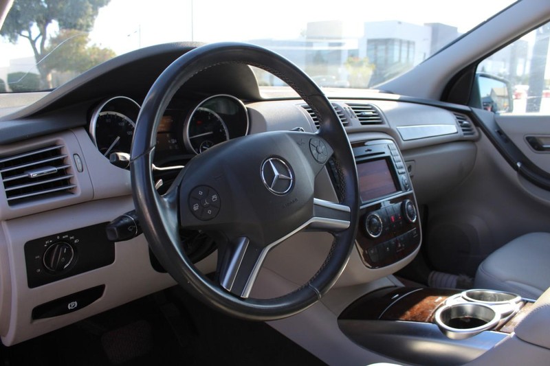 Mercedes-Benz R-Class Vehicle Full-screen Gallery Image 05