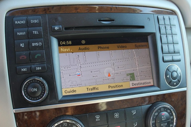 Mercedes-Benz R-Class Vehicle Full-screen Gallery Image 07