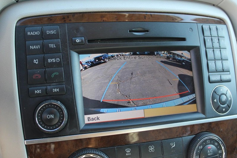 Mercedes-Benz R-Class Vehicle Full-screen Gallery Image 08