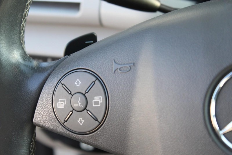 Mercedes-Benz R-Class Vehicle Full-screen Gallery Image 10