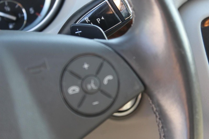 Mercedes-Benz R-Class Vehicle Full-screen Gallery Image 11