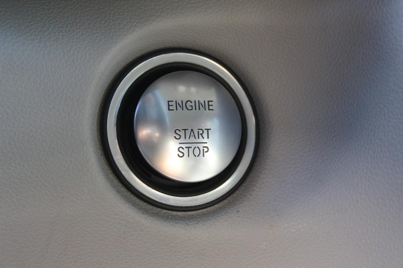 Mercedes-Benz R-Class Vehicle Full-screen Gallery Image 12