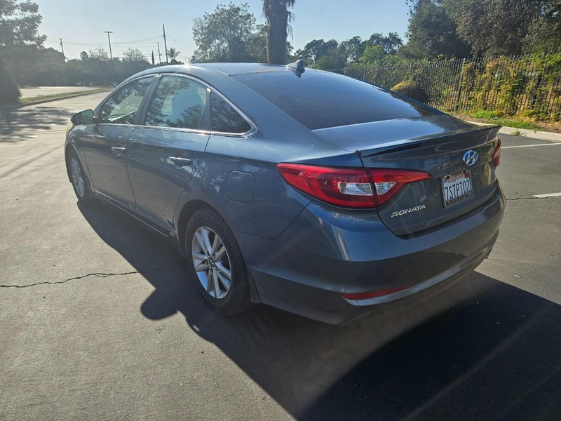 Hyundai Sonata Vehicle Full-screen Gallery Image 03