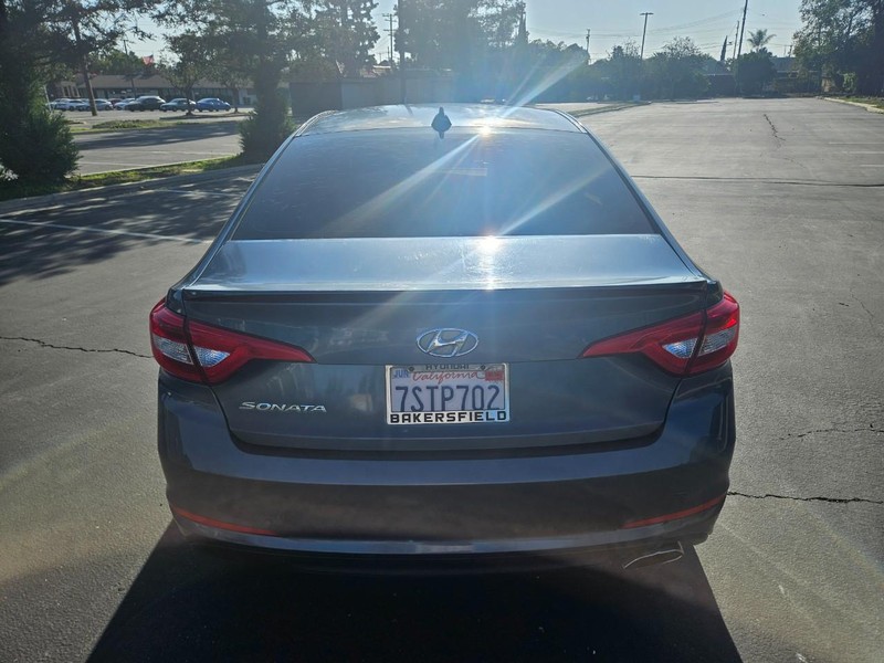 Hyundai Sonata Vehicle Full-screen Gallery Image 04