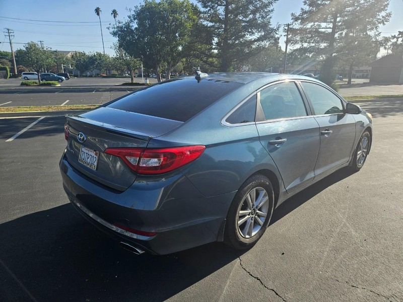 Hyundai Sonata Vehicle Full-screen Gallery Image 05