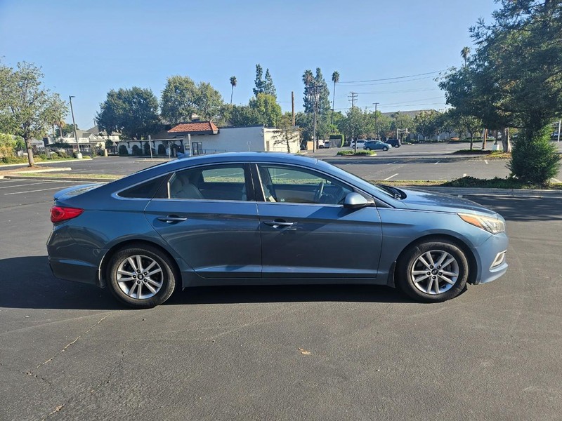 Hyundai Sonata Vehicle Full-screen Gallery Image 06