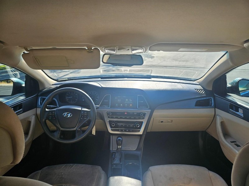 Hyundai Sonata Vehicle Full-screen Gallery Image 09