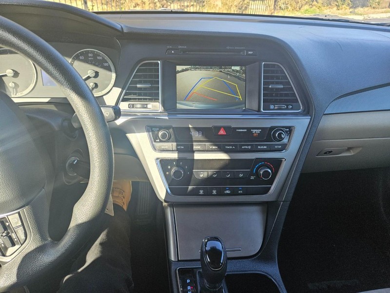 Hyundai Sonata Vehicle Full-screen Gallery Image 10