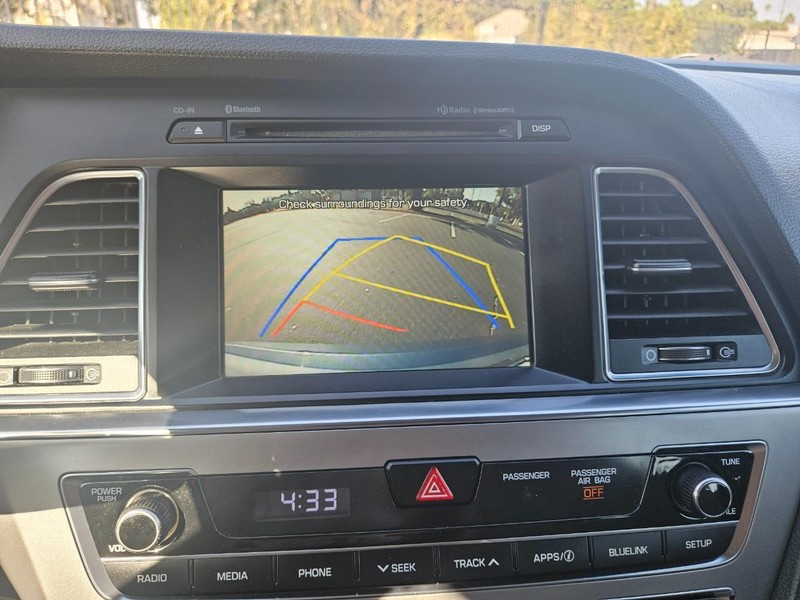 Hyundai Sonata Vehicle Full-screen Gallery Image 11