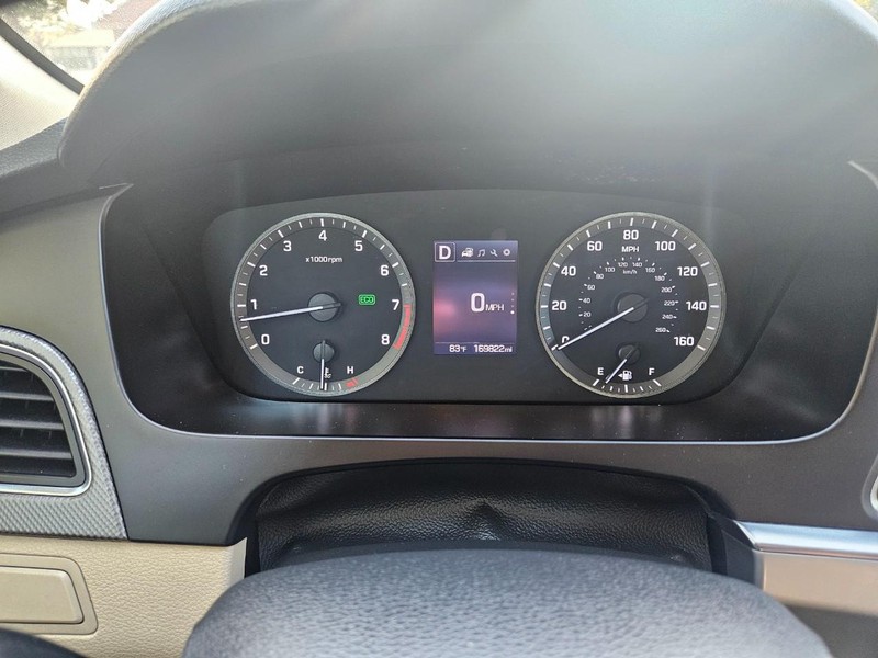 Hyundai Sonata Vehicle Full-screen Gallery Image 12