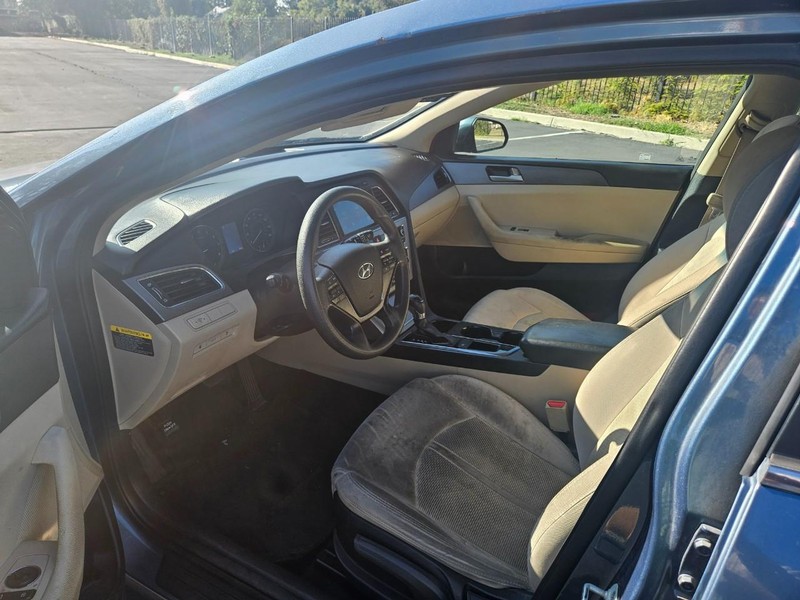 Hyundai Sonata Vehicle Full-screen Gallery Image 13