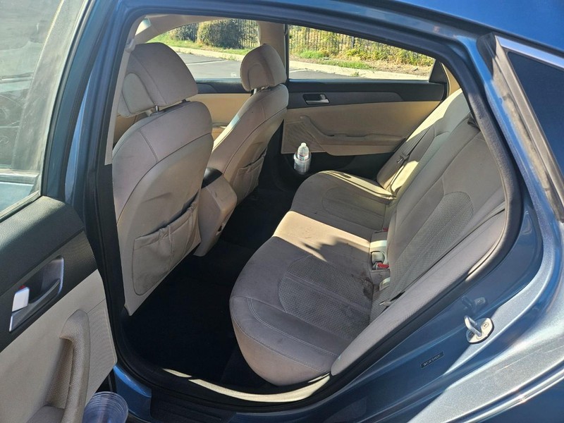 Hyundai Sonata Vehicle Full-screen Gallery Image 14