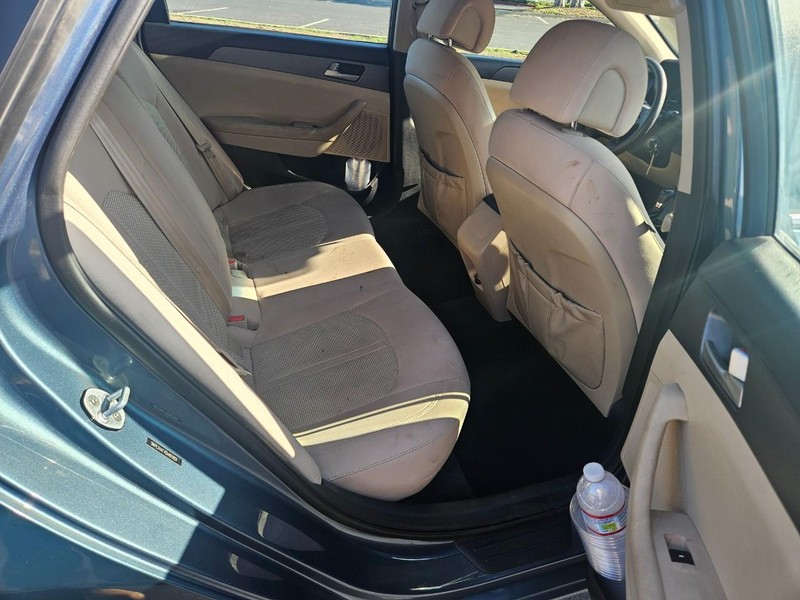 Hyundai Sonata Vehicle Full-screen Gallery Image 16