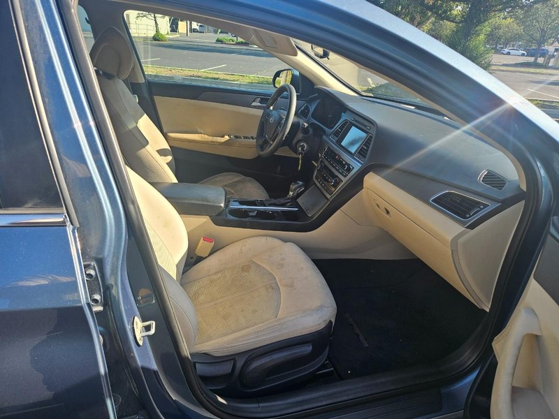 Hyundai Sonata Vehicle Full-screen Gallery Image 17