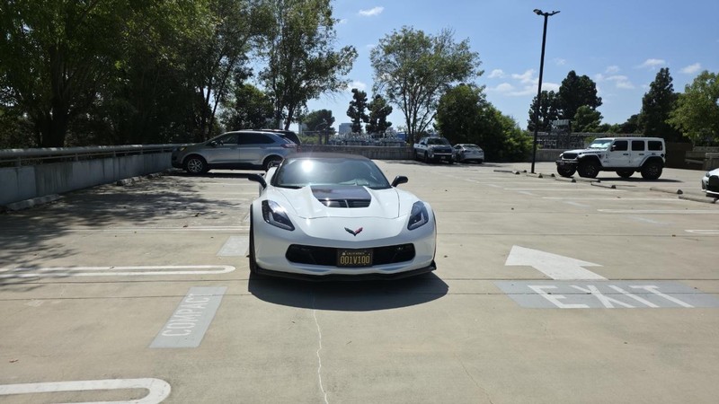 Chevrolet Corvette Vehicle Full-screen Gallery Image 02