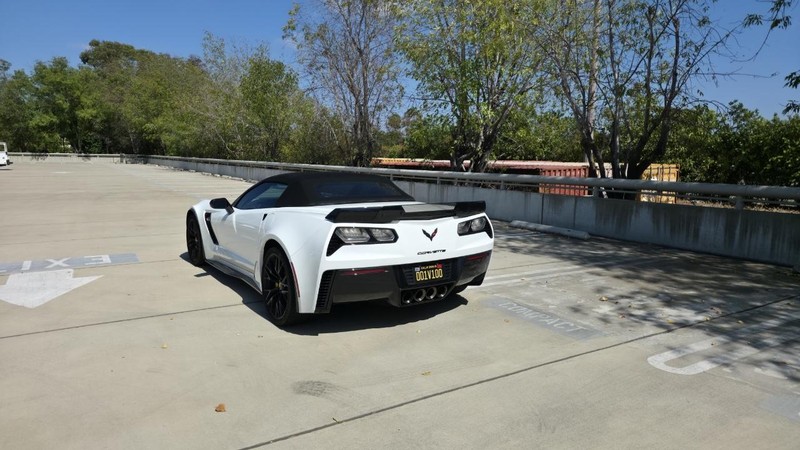 Chevrolet Corvette Vehicle Full-screen Gallery Image 03