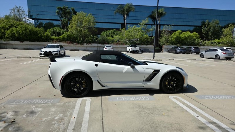 Chevrolet Corvette Vehicle Full-screen Gallery Image 05