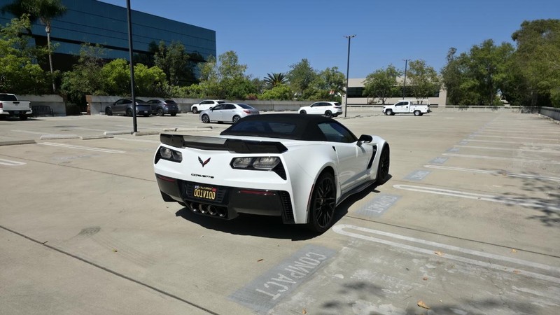 Chevrolet Corvette Vehicle Full-screen Gallery Image 06