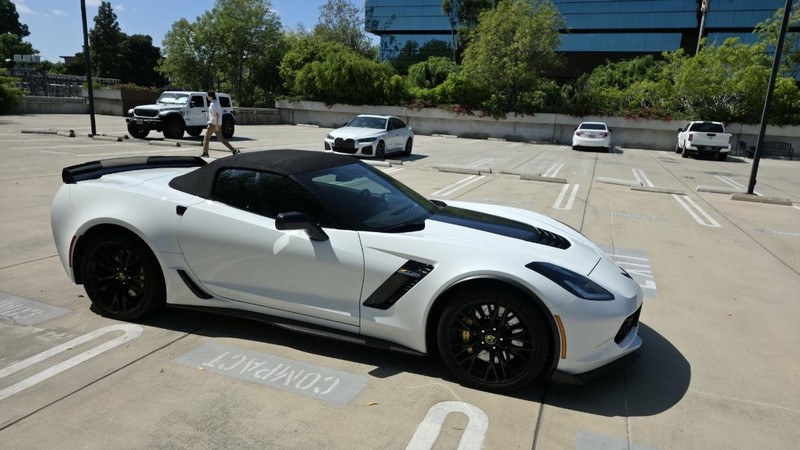 Chevrolet Corvette Vehicle Full-screen Gallery Image 07