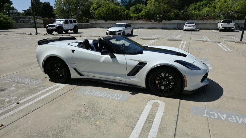Chevrolet Corvette Vehicle Full-screen Gallery Image 10