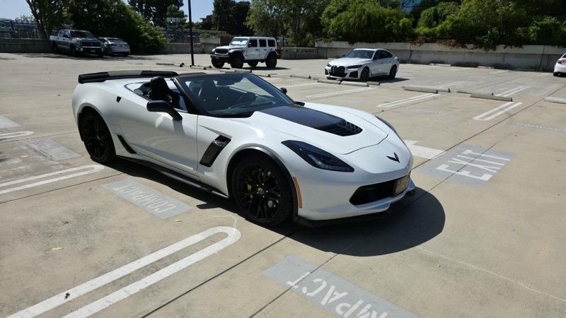 Chevrolet Corvette Vehicle Full-screen Gallery Image 11