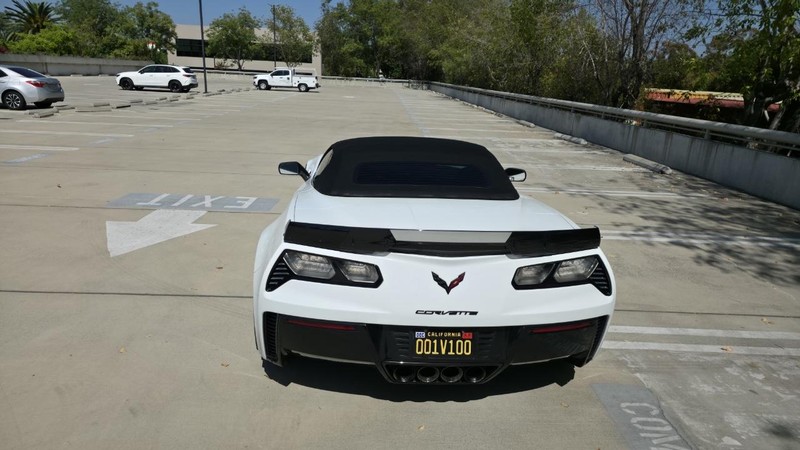 Chevrolet Corvette Vehicle Full-screen Gallery Image 12
