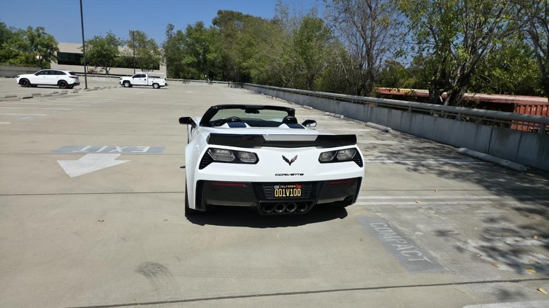 Chevrolet Corvette Vehicle Full-screen Gallery Image 13