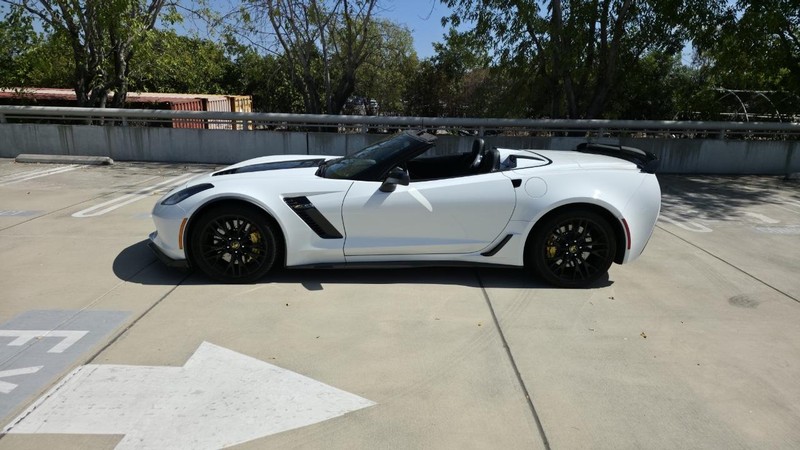 Chevrolet Corvette Vehicle Full-screen Gallery Image 14