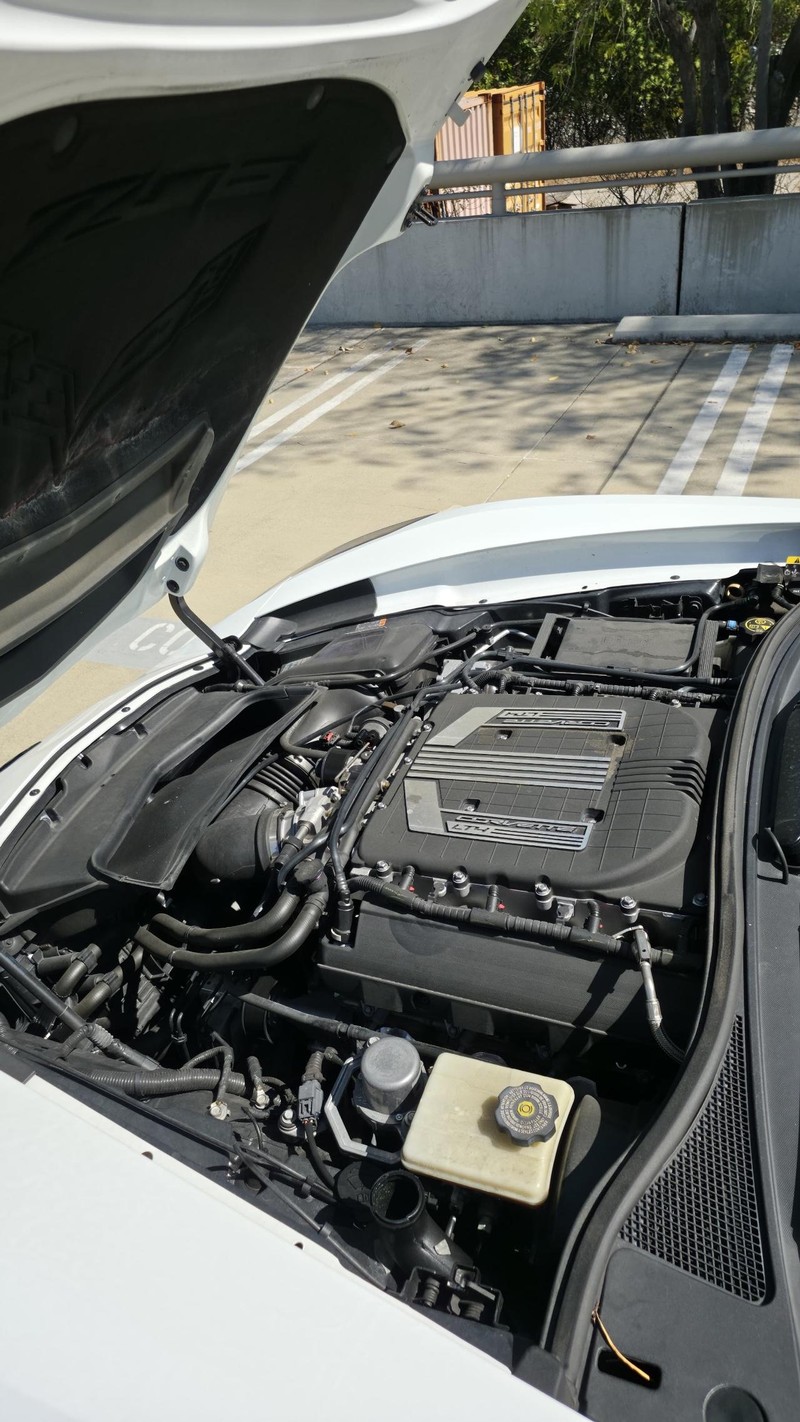 Chevrolet Corvette Vehicle Full-screen Gallery Image 15