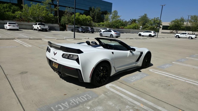Chevrolet Corvette Vehicle Full-screen Gallery Image 17