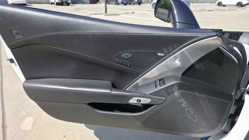 Chevrolet Corvette Vehicle Full-screen Gallery Image 26