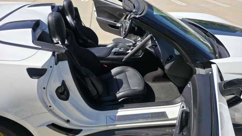 Chevrolet Corvette Vehicle Full-screen Gallery Image 27