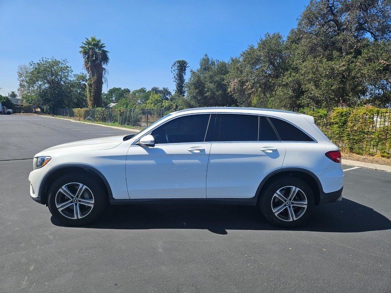 Mercedes-Benz GLC Vehicle Full-screen Gallery Image 02