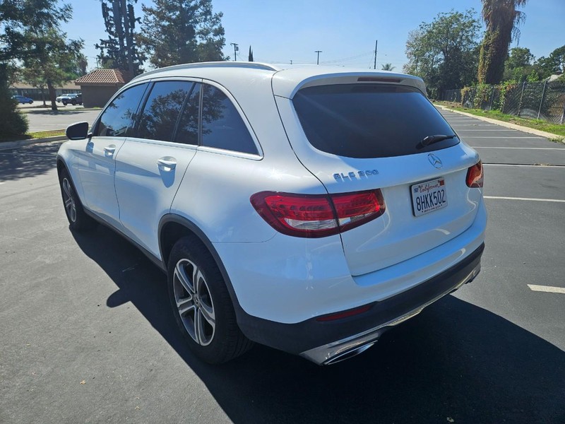 Mercedes-Benz GLC Vehicle Full-screen Gallery Image 03
