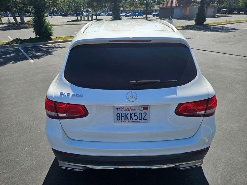 Mercedes-Benz GLC Vehicle Full-screen Gallery Image 04