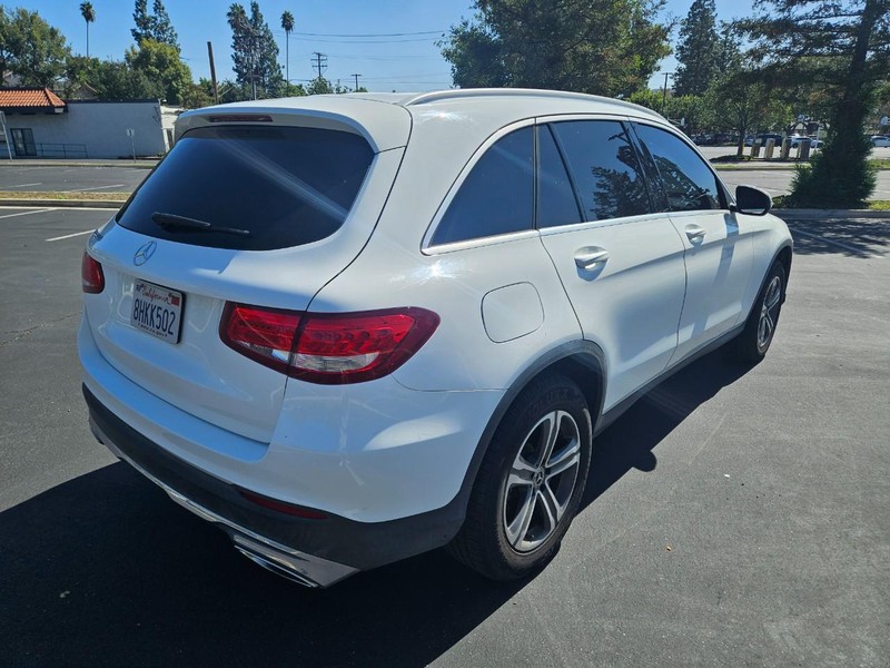 Mercedes-Benz GLC Vehicle Full-screen Gallery Image 05