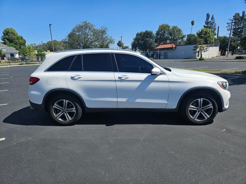 Mercedes-Benz GLC Vehicle Full-screen Gallery Image 06