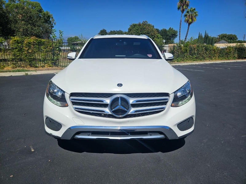 Mercedes-Benz GLC Vehicle Full-screen Gallery Image 08