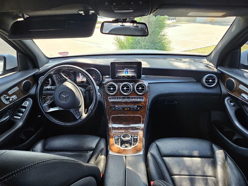 Mercedes-Benz GLC Vehicle Full-screen Gallery Image 09