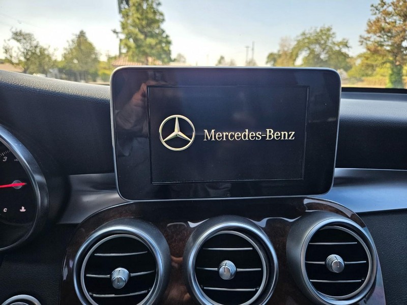 Mercedes-Benz GLC Vehicle Full-screen Gallery Image 11